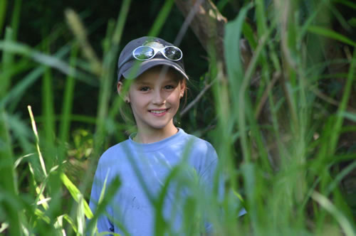 Une exploratrice  la recherche de tortues gantes.